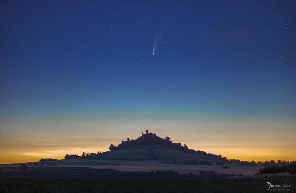 Komet Neowise über dem Desenberg